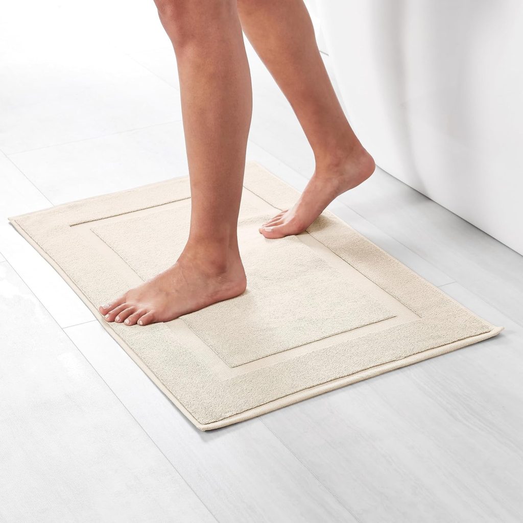 Amazon Basics Banded Bathroom Bath Rug Mat, Machine Washable, Super Absorbent, 100% Cotton, 20″ W x 31″ L, Cream (Pack of 2)