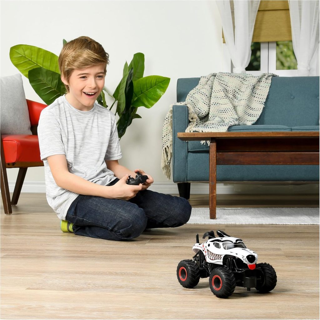 Monster Jam Official Grave Digger Remote Control Monster Truck, 1:24 Scale, 2.4 GHz, for Ages 4 and Up