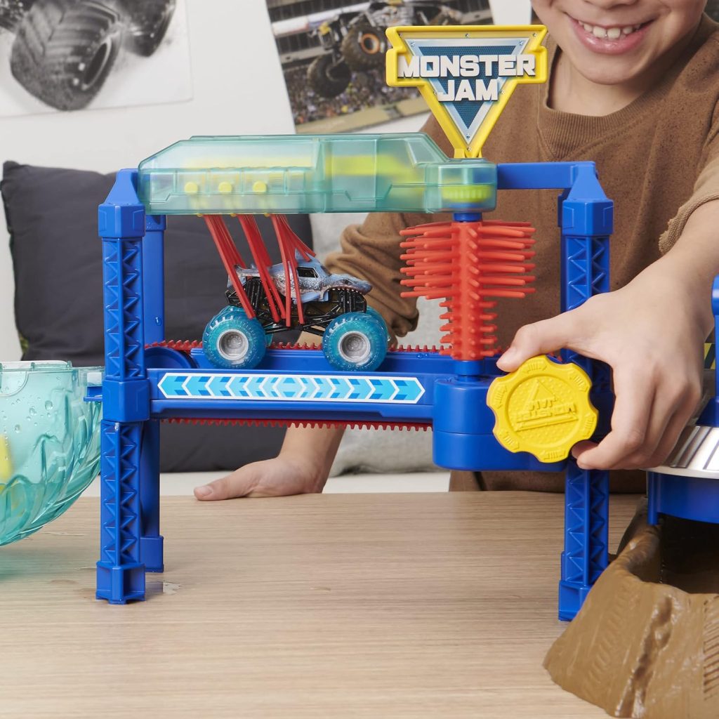 Monster Jam, Megalodon Monster Wash, Includes Color-Changing Megalodon Monster Truck, Interactive Water Play Kids Toys for Aged 3 and Up